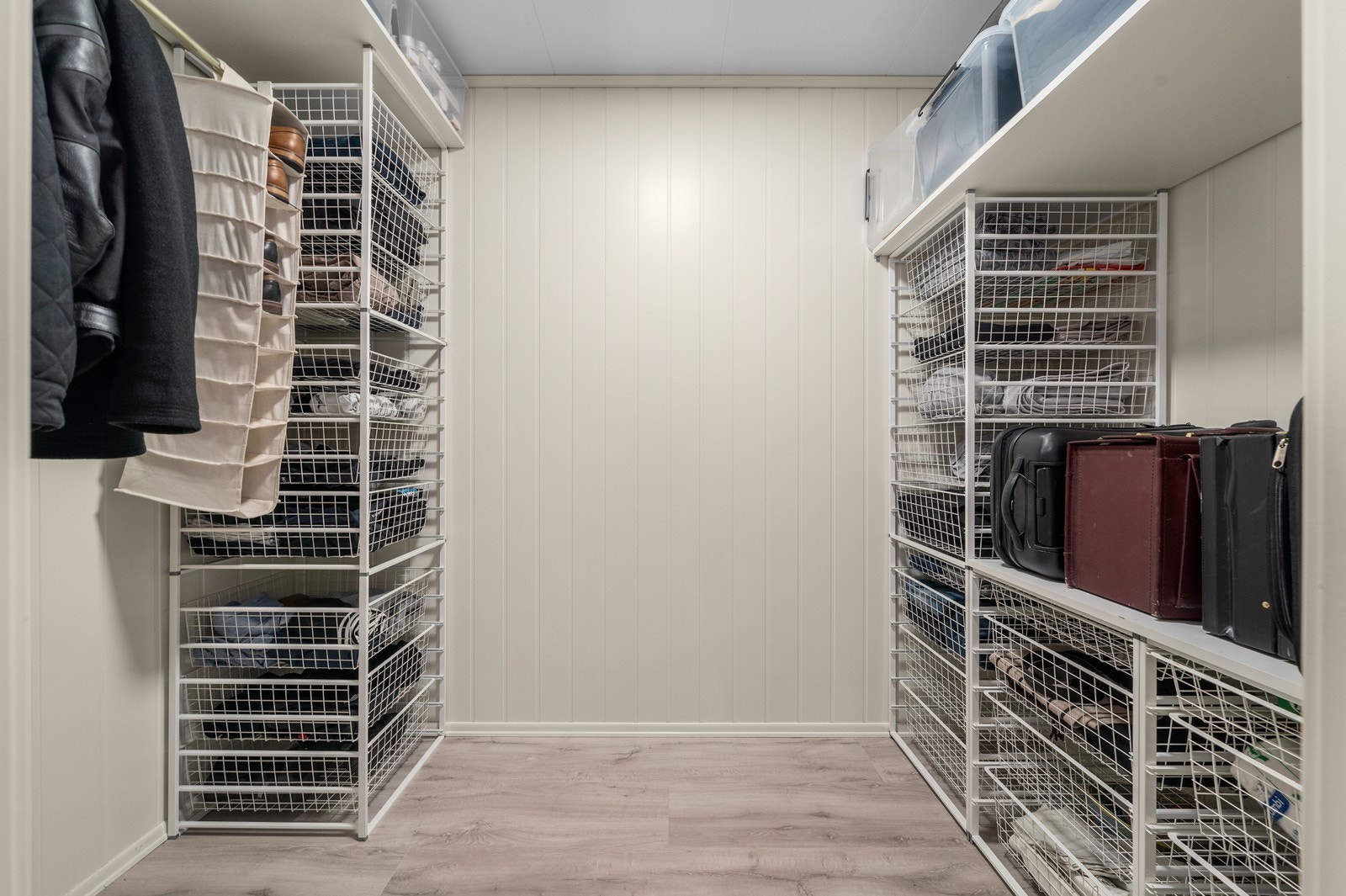 Det er lagt inn hyller og skuffer i boden Galleribilde