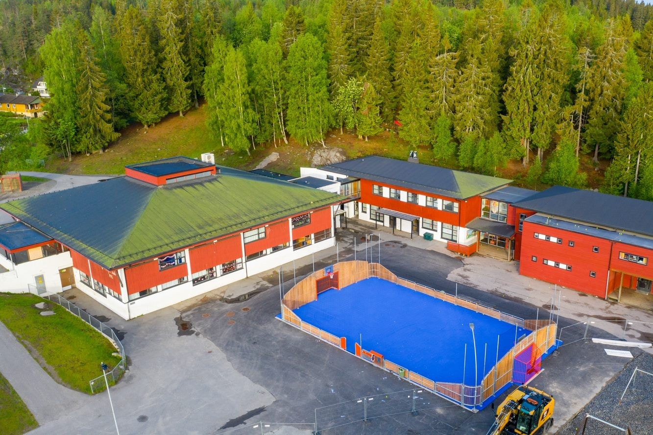 Hauglia barneskole (1.-4. trinn) og til Stranden barneskole (5.-7. trinn). For elever i ungdomstrinnene er det skolebussordning til Kirkebygden barne- og ungdomsskole. Galleribilde