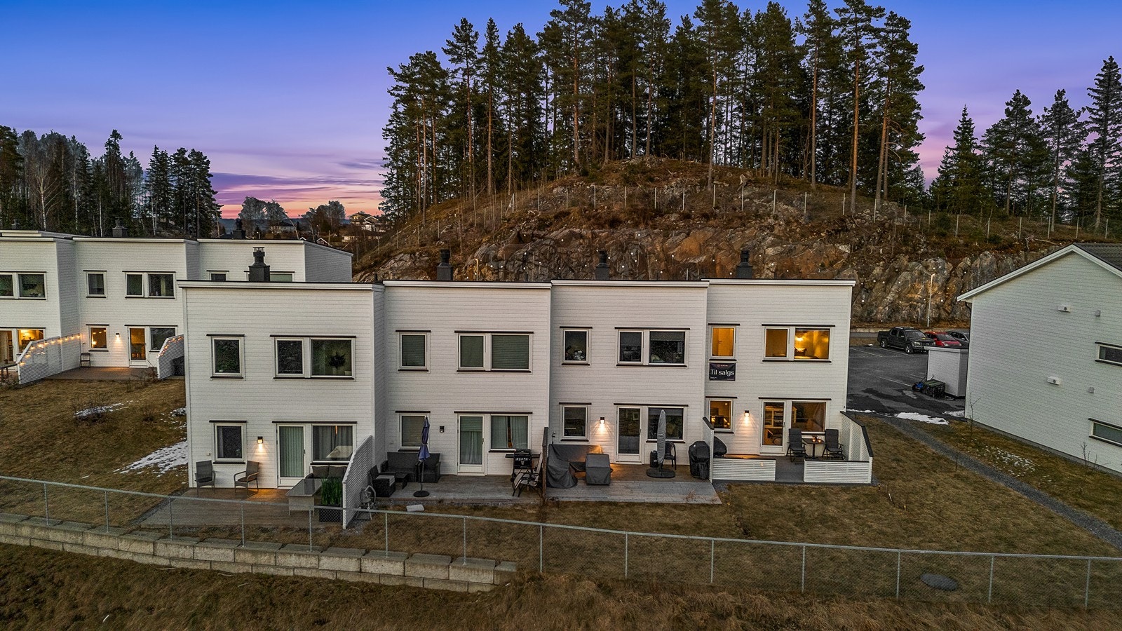 Sameiet består av 24 boligseksjoner i rekkehus og lavblokker, samt utendørs parkeringsområder med til sammen 42 parkeringsplasser. Galleribilde