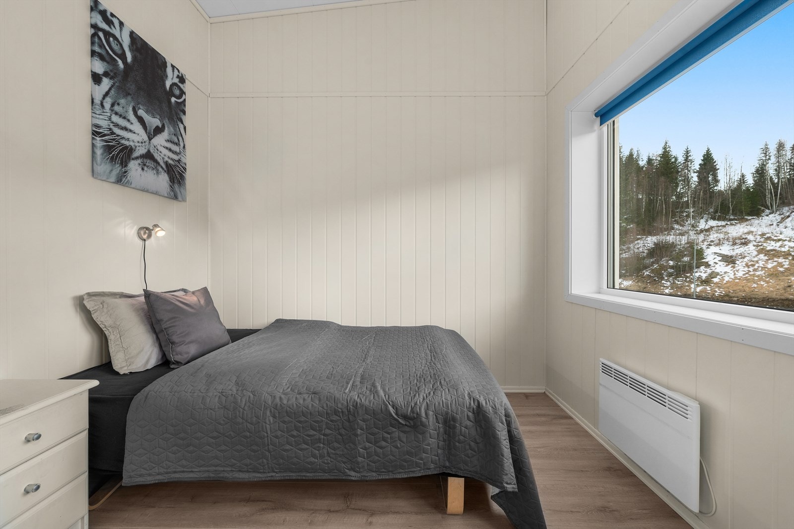 Soverom 2 med plass til dobbeltseng og hyggelig utsikt Galleribilde