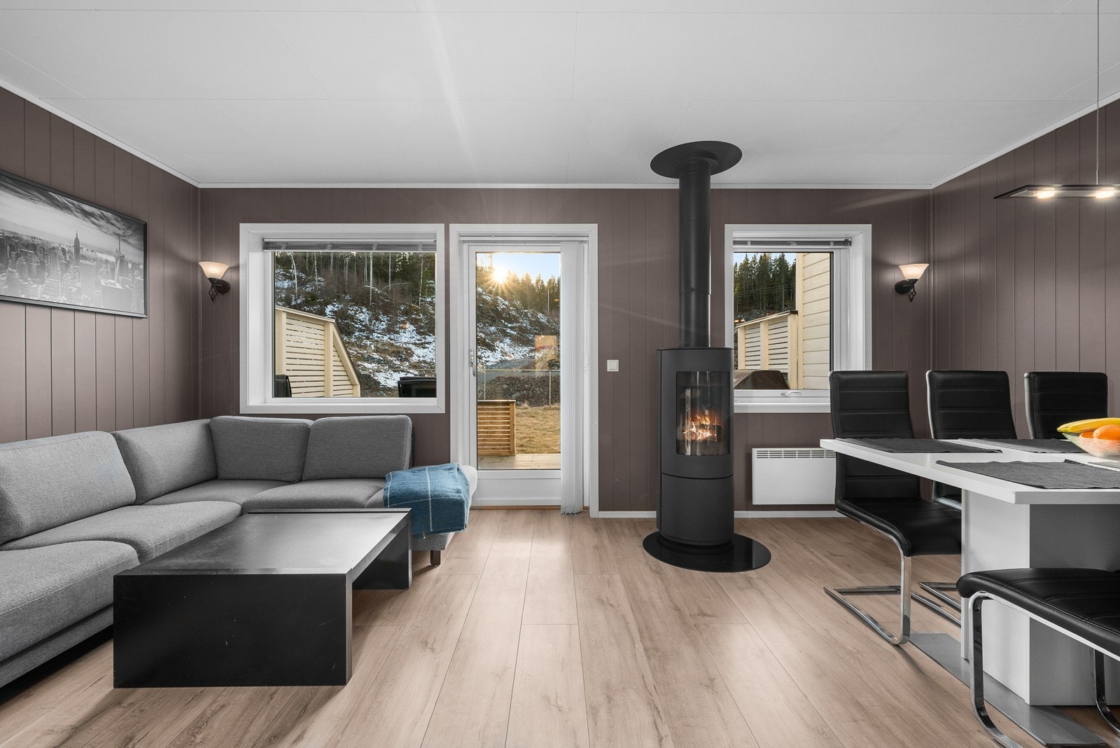 Hyggelig stue med plass til både sofakrok og spisestue. Galleribilde