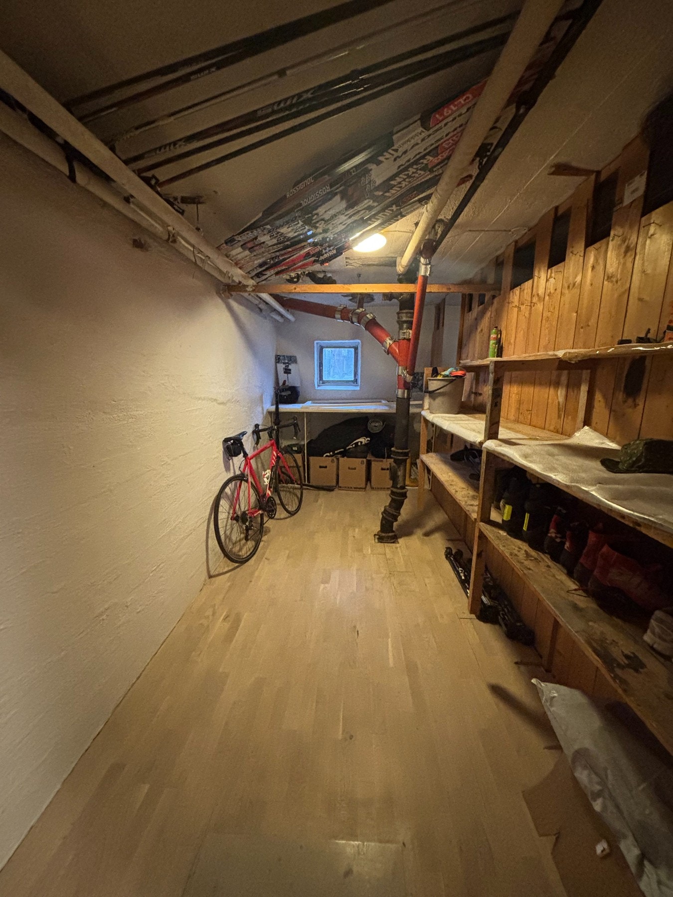 Selgers bilde av kjellerbod. Galleribilde