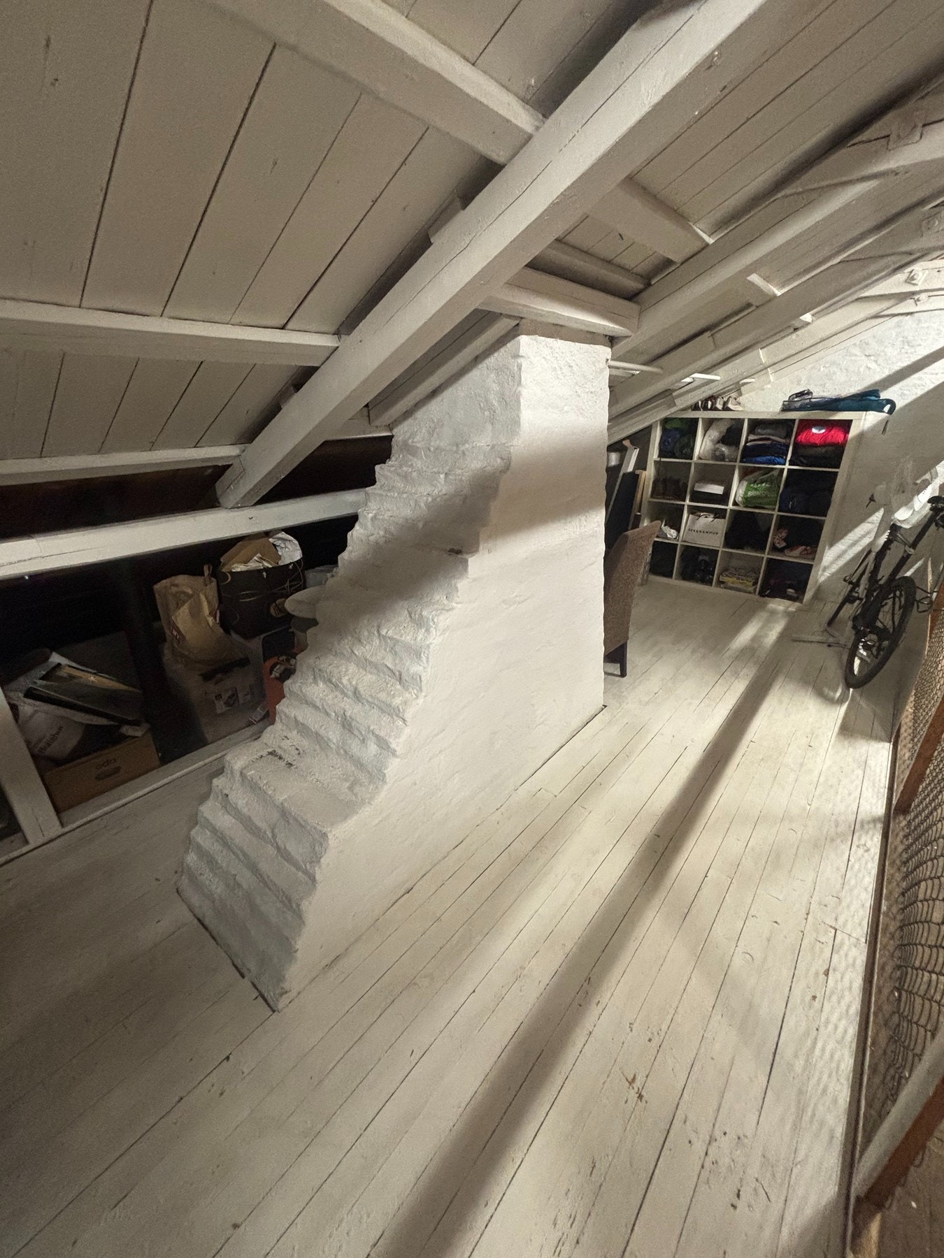 Selgers bilde av loftsbod. Galleribilde