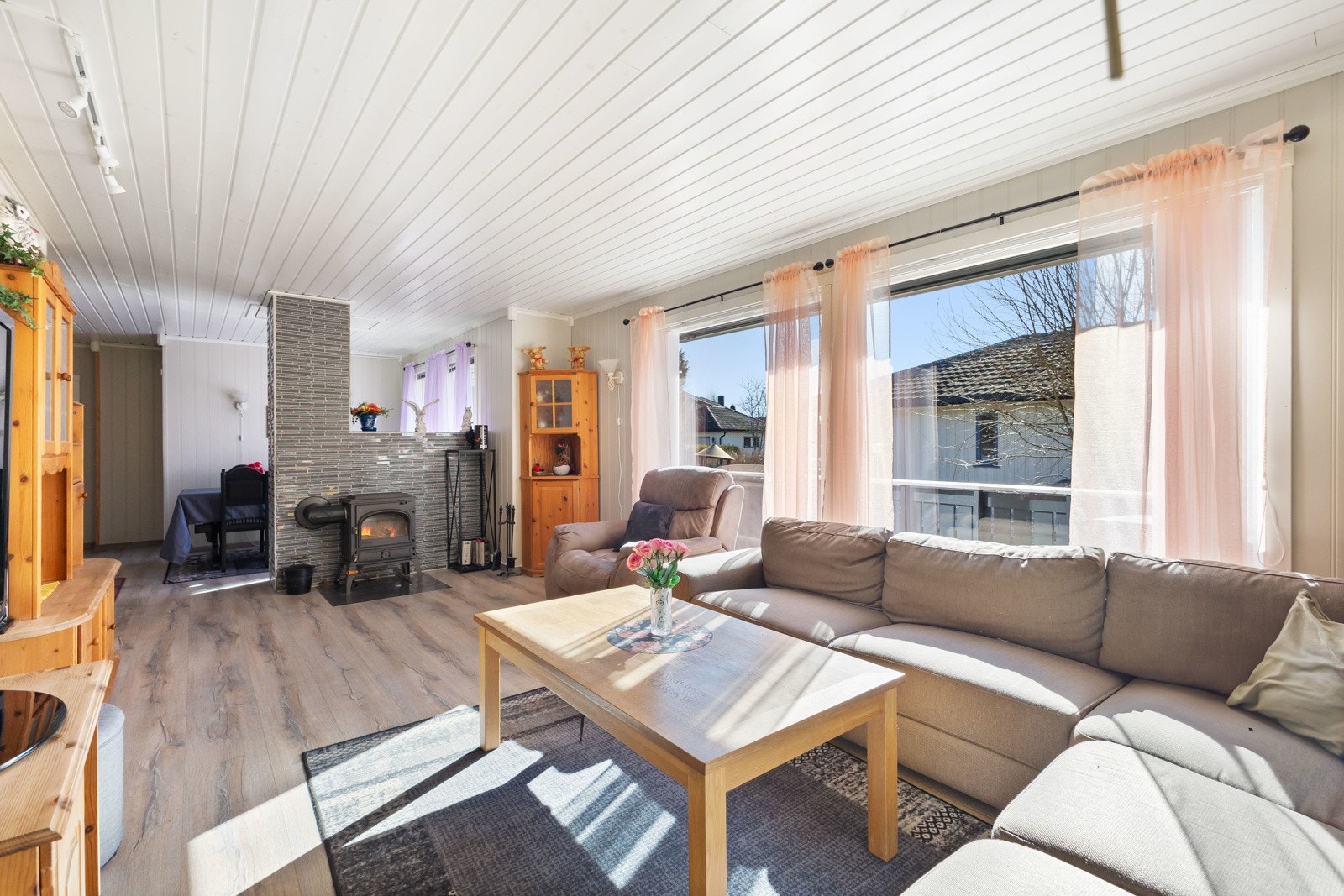 Rommet er romslig med naturlig lysinnslipp fra store vinduer. Galleribilde