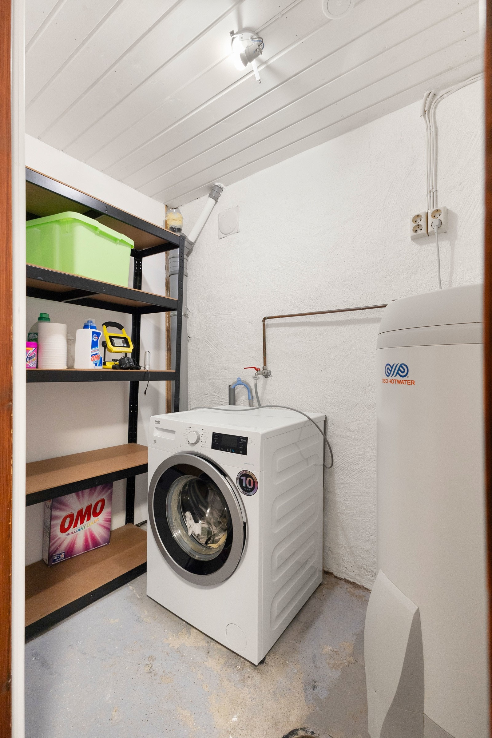 Vaskerom med vaskemaskin, varmtvannsbereder. Galleribilde