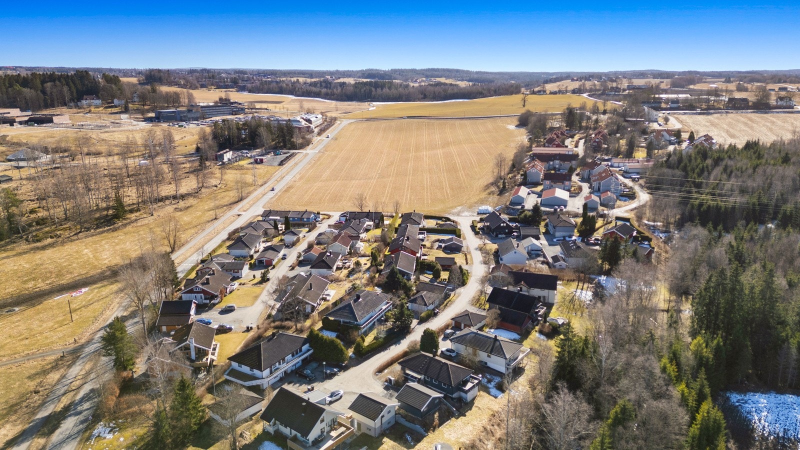 Her finner du enebolig med landlige omgivelser, naturnært og kort vei til NMBU. Galleribilde