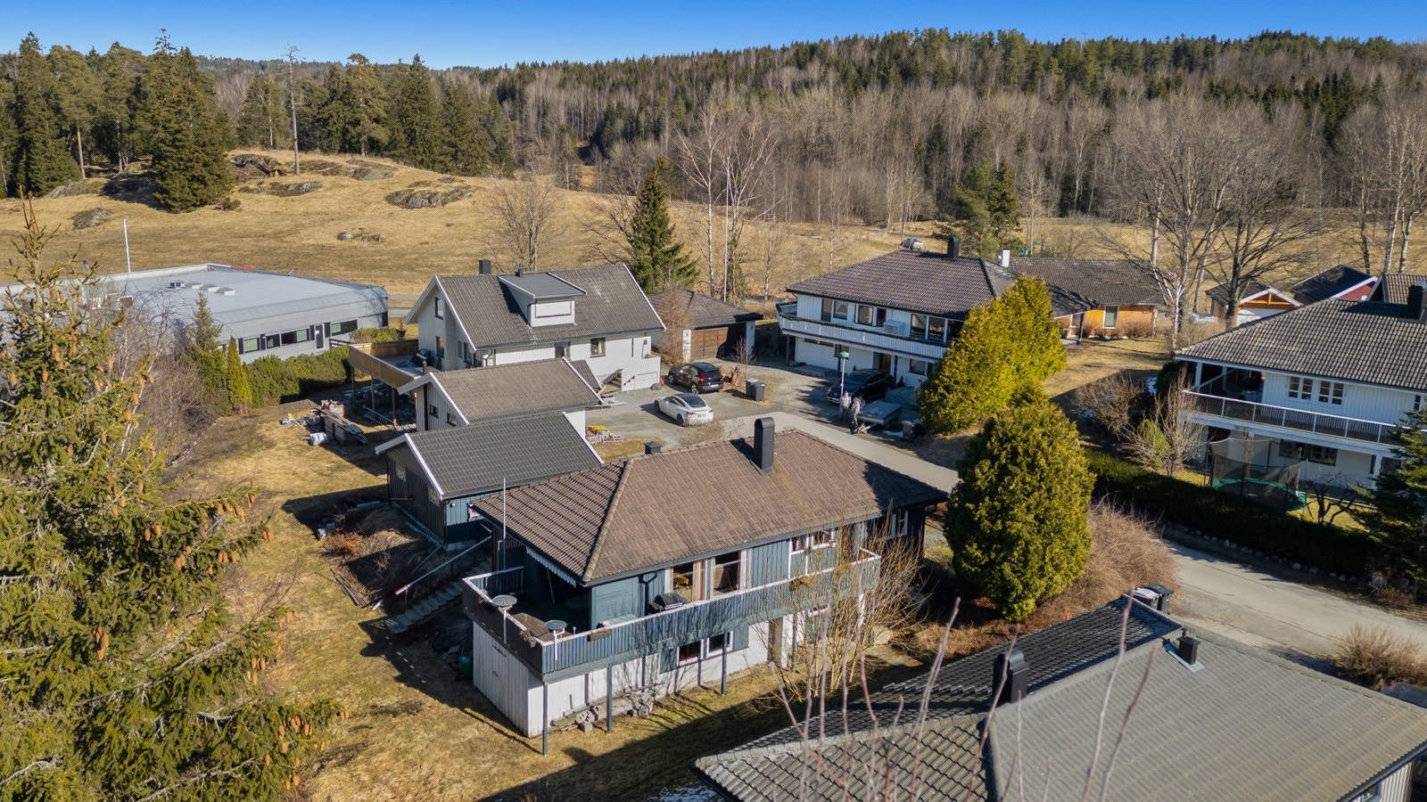 Boligen ligger i et landlig område med nærhet til natur og åpent landskap. Galleribilde