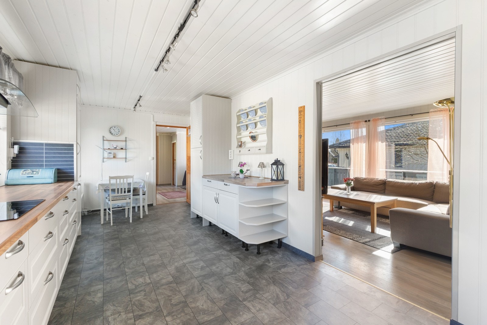 Delvis åpen stue/kjøkkenløsning Galleribilde