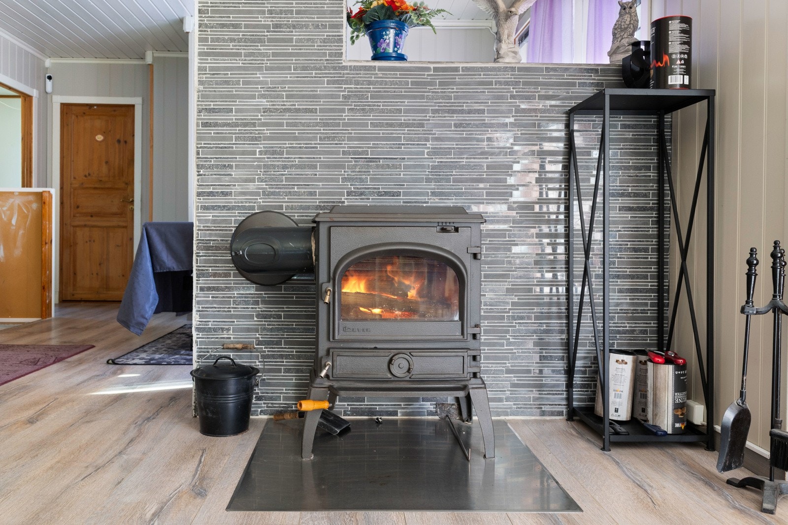 Vedovn med grå fliser på veggen bak Galleribilde