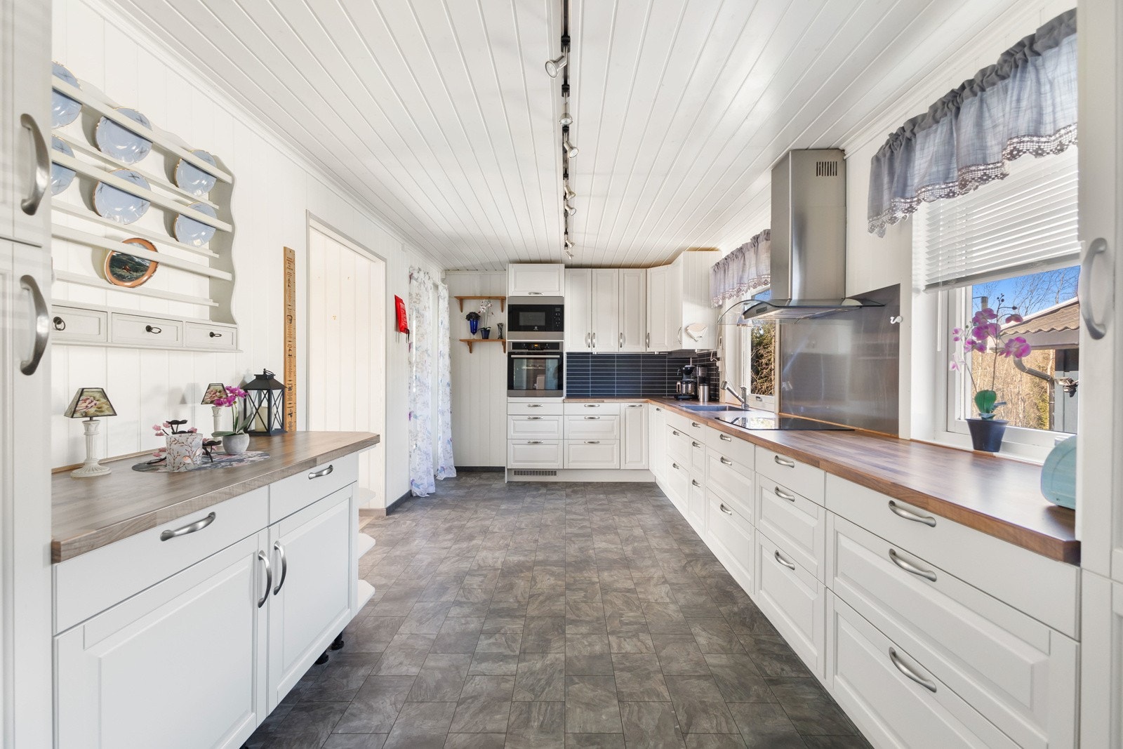 Lyst og romslig kjøkken med god benkeplass. Galleribilde