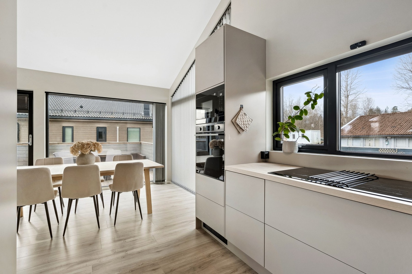 I tilknytning til kjøkkenet er det et stort spisebord, med plass til flere gjester. Galleribilde