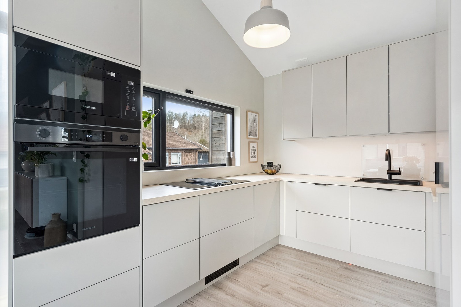 Stilrent og moderne kjøkken som ble byttet ut i 2024. Galleribilde