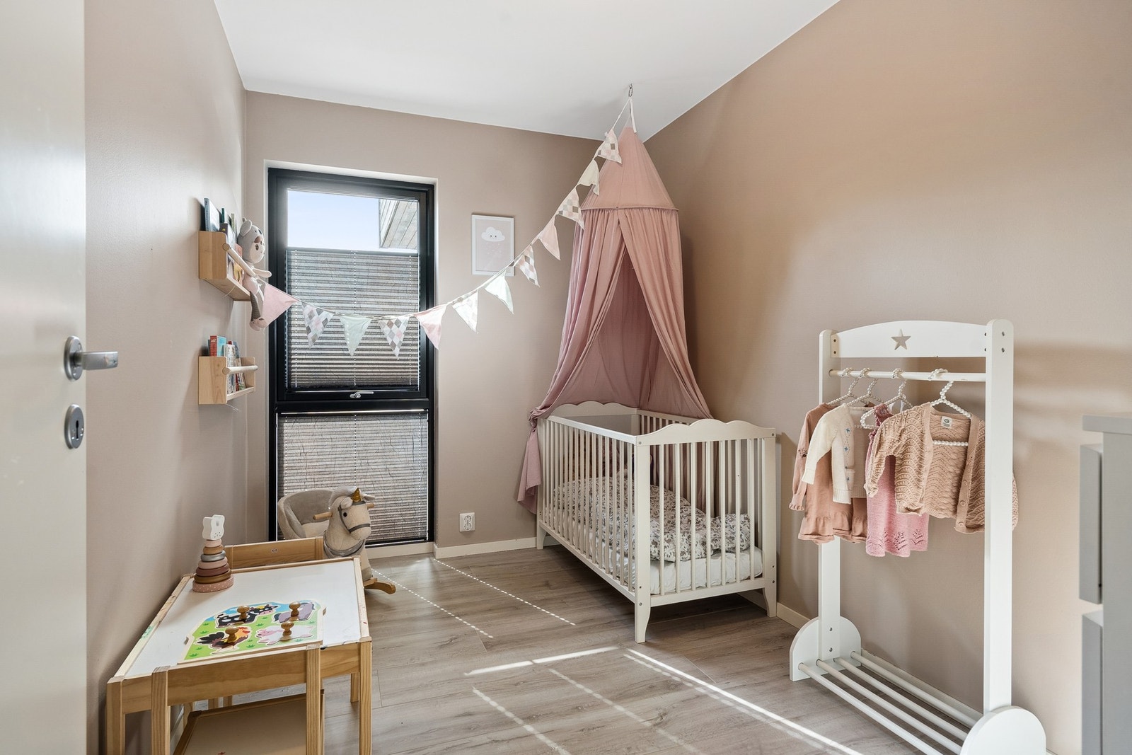 Boligen byr på 3 soverom, alle beliggende i første etasje. Galleribilde