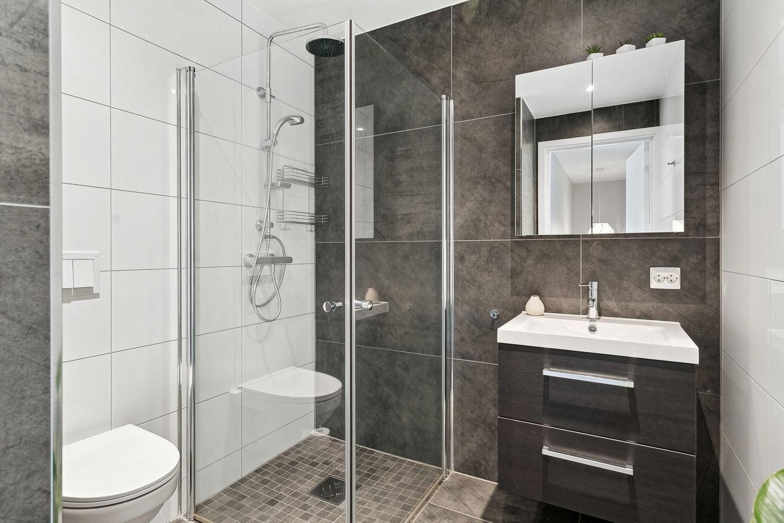 Pent bad i 2. etasje som er innredet med nedfelt servant, wc og dusjvegger. Det er varmekabler i gulv. Galleribilde