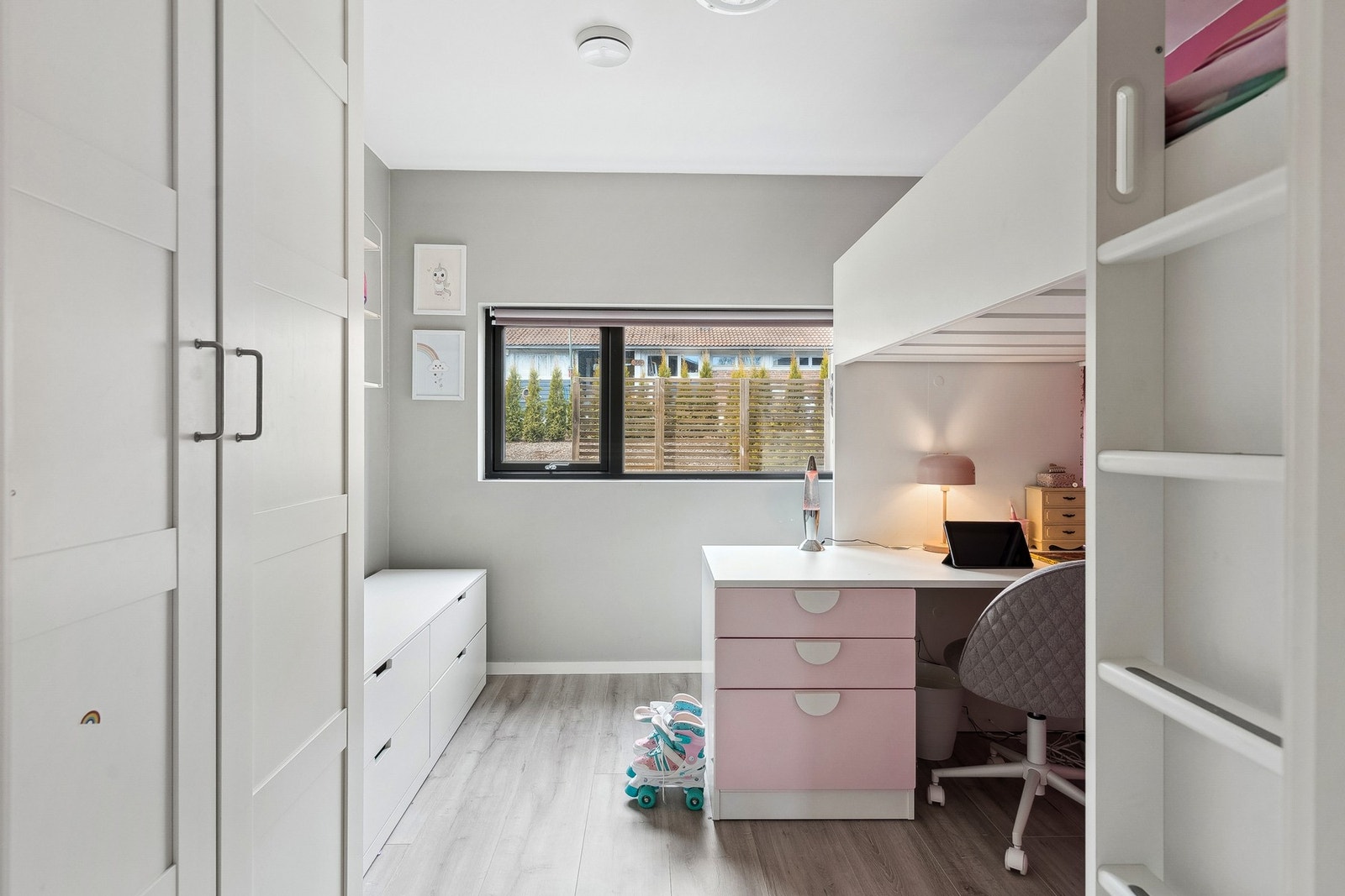 Soverommene har god plass til seng og garderobeplass. Galleribilde