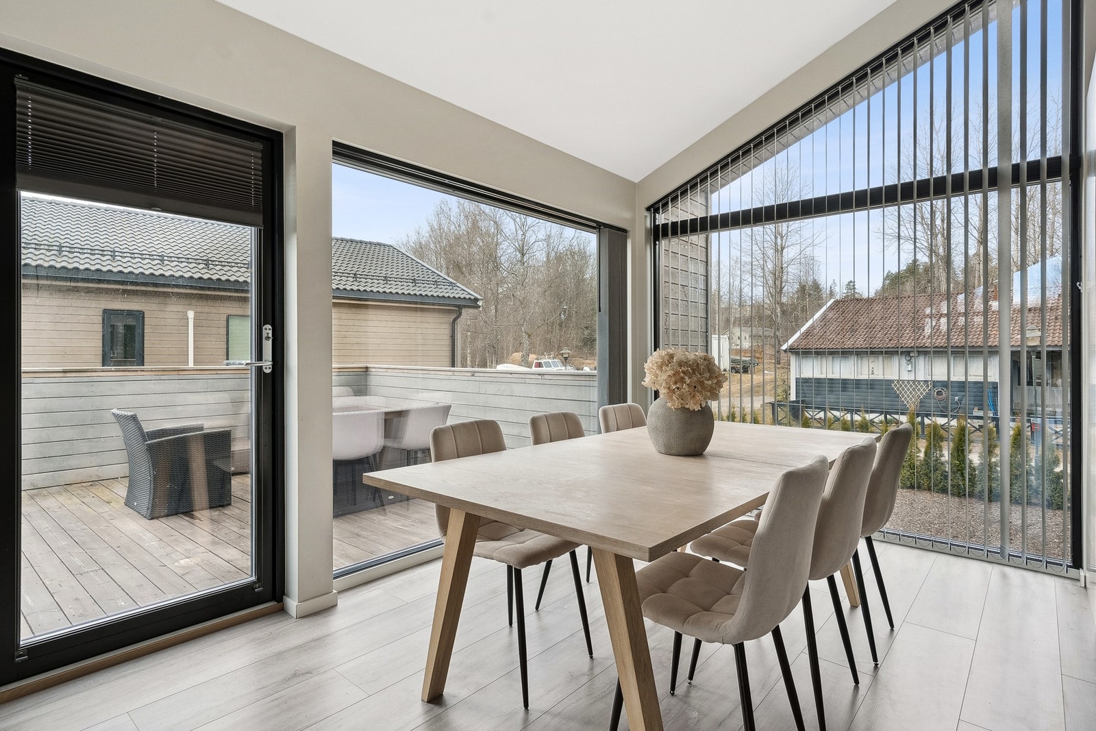 De store vindusflatene gir rikelig med naturlig lysinnslipp. Galleribilde