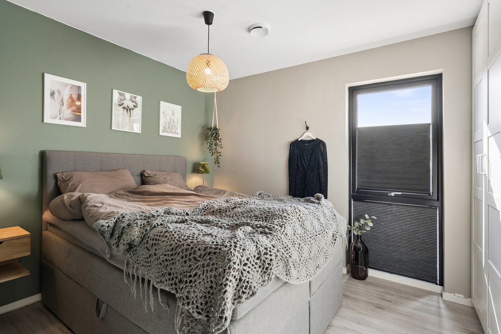 Pent hovedsoverom malt i behagelige farger. Det er godt med skapplass på soverommet. Galleribilde