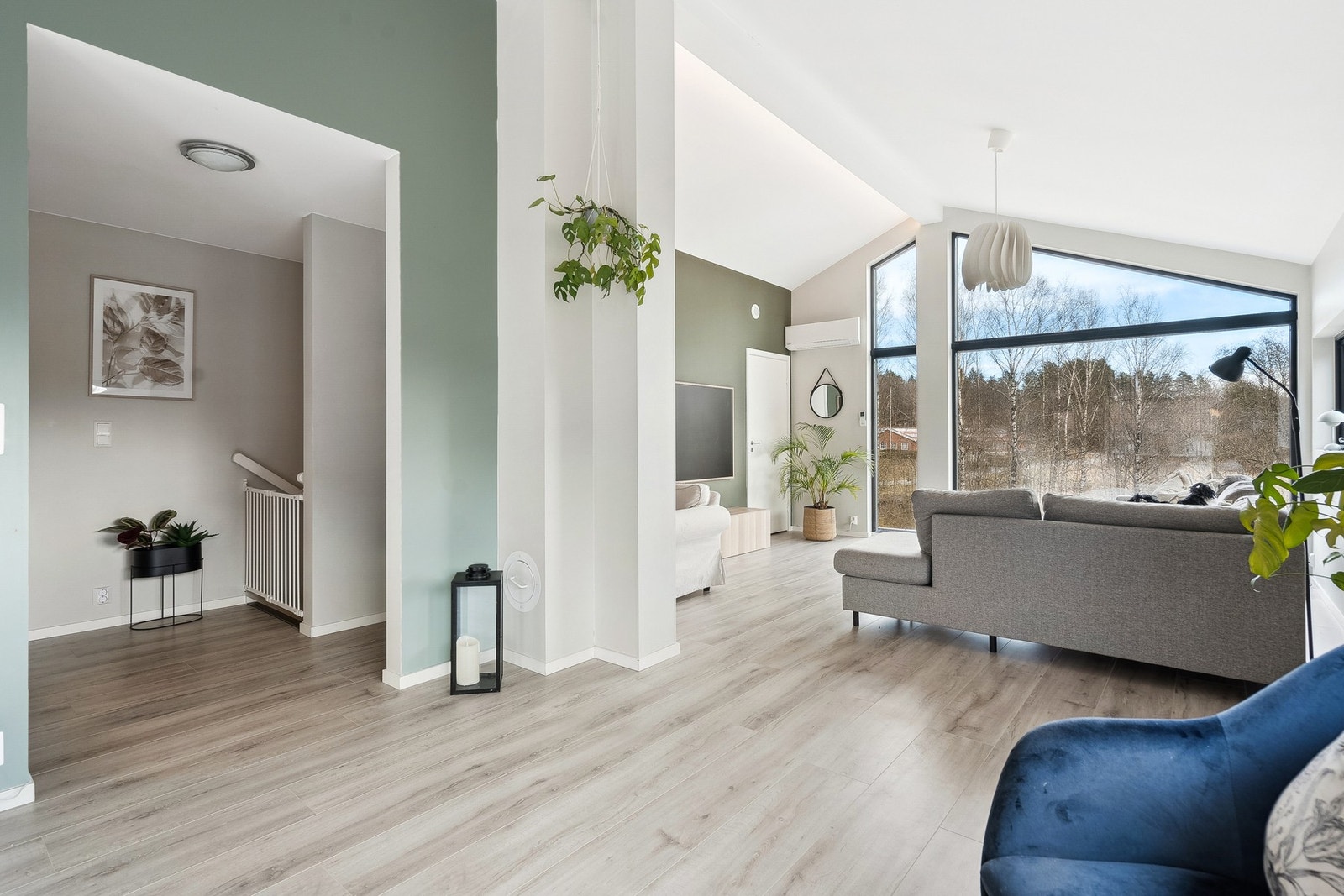 Med sin flotte takhøyde og store vindusflater gir boligen en luftig og romslig følelse. Galleribilde