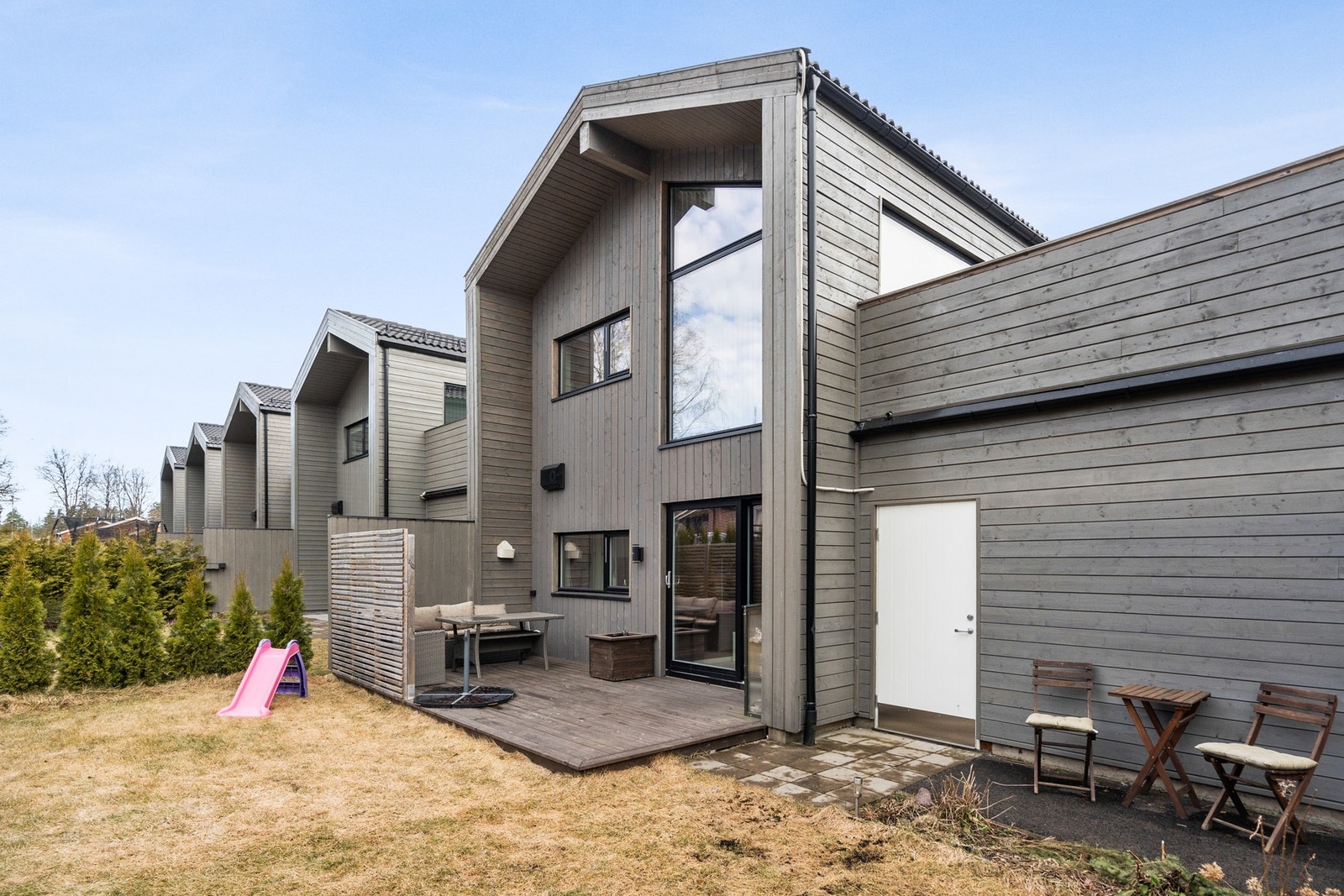 På baksiden av huset har du en fin uteplass, samt godt med hage. Det er en utvendig sportsbod i tilknytning til carporten. Galleribilde