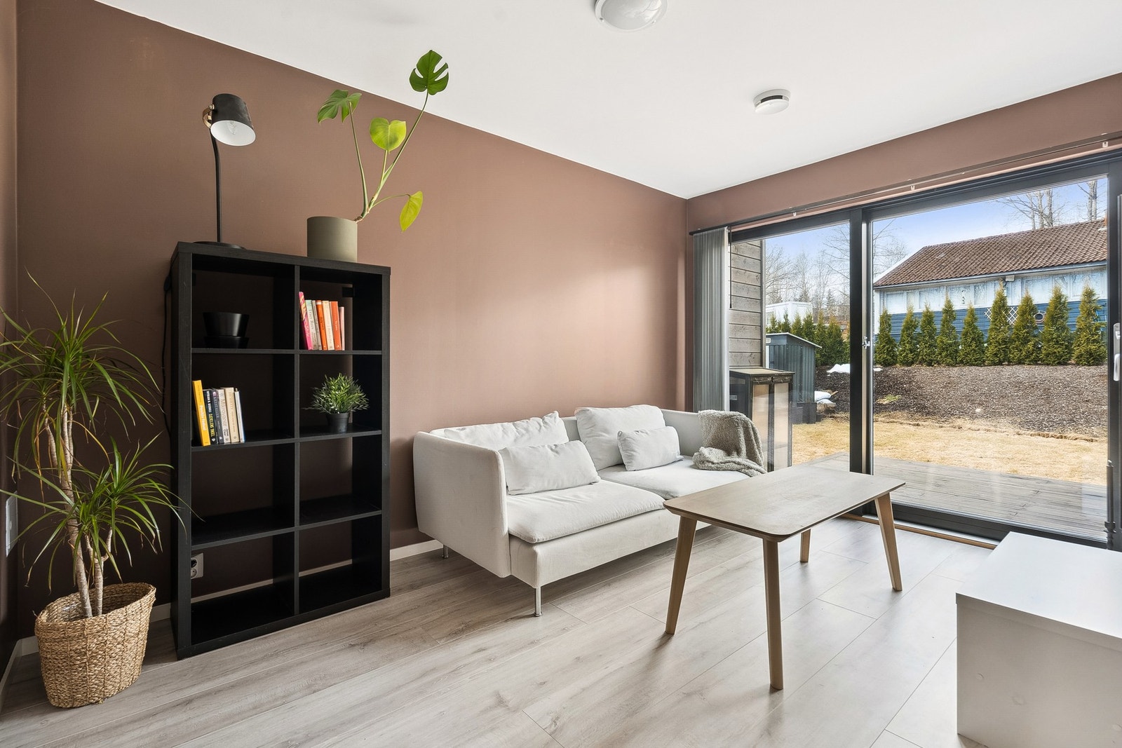 I første etasje har du en ekstra tv-stue med direkte utgang til hagen. Galleribilde