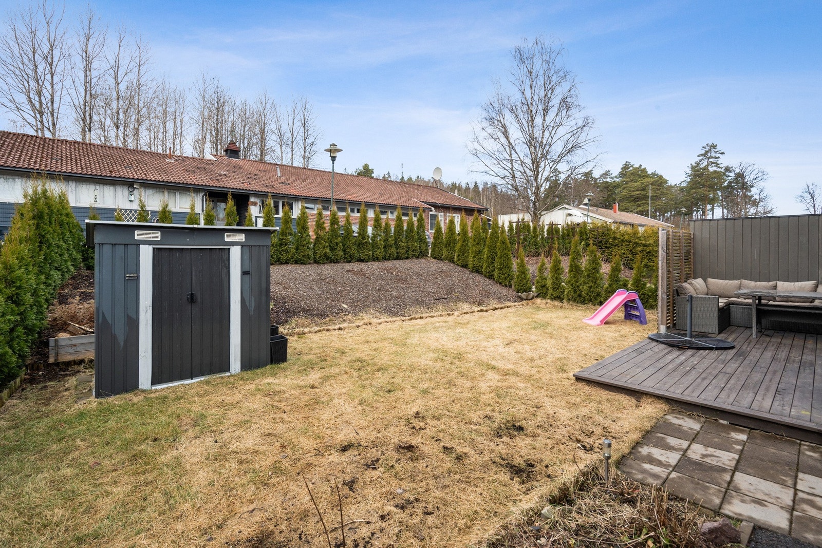 Hagen er opparbeidet med hekk, som etterhvert gjør tomten mer skjermet. Galleribilde