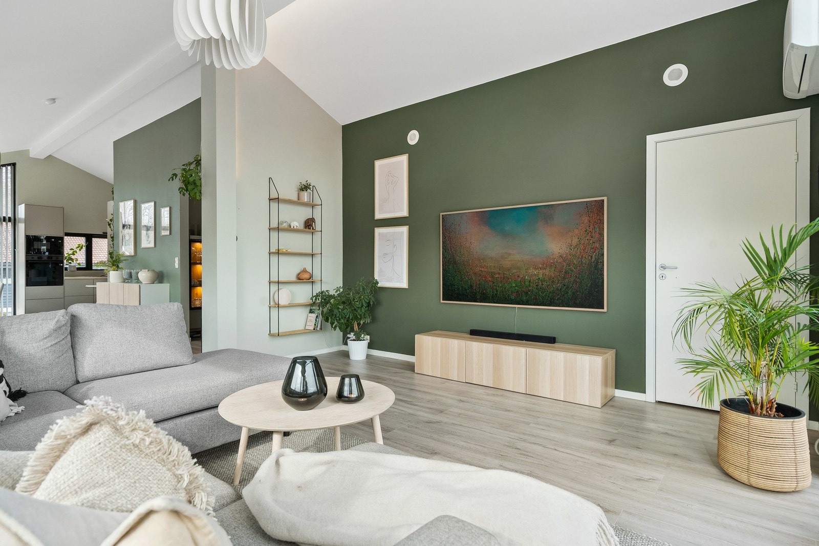 Stuen er malt i moderne farger, her kan du flytte rett inn! Galleribilde