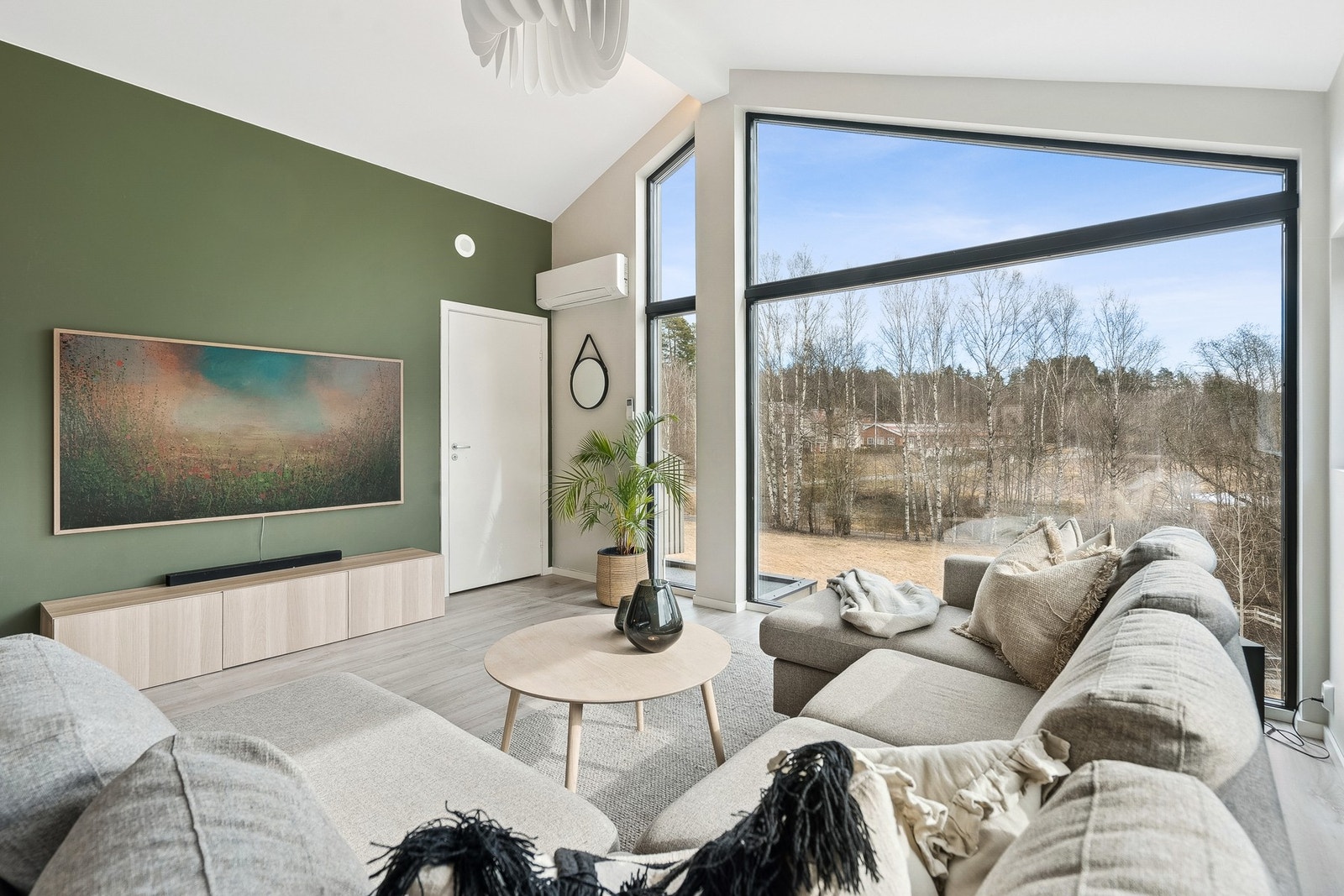 Boligen byr på god takhøyde og store vindusflater som gir boligen en romslig og luftig følelse. Galleribilde