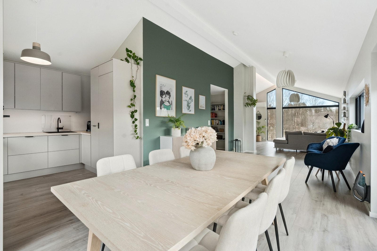 Boligen har en praktisk planløsning som gir naturlige soner til møblering. Galleribilde