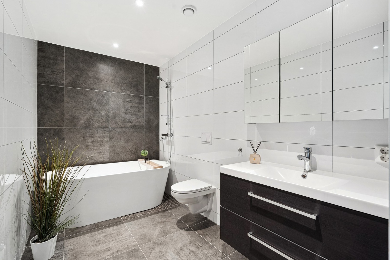 Hovedbadet ligger i første etasje og er innredet med nedfelt servant, toalett og badekar. Varmekabler i gulv. Galleribilde