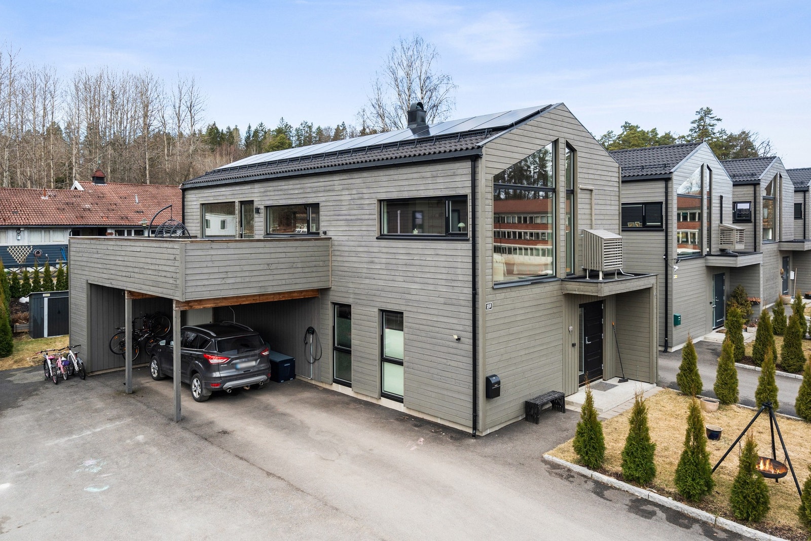 I 2022 ble det montert solcellepanel på taket. Parkering i carport med elbillader. Galleribilde