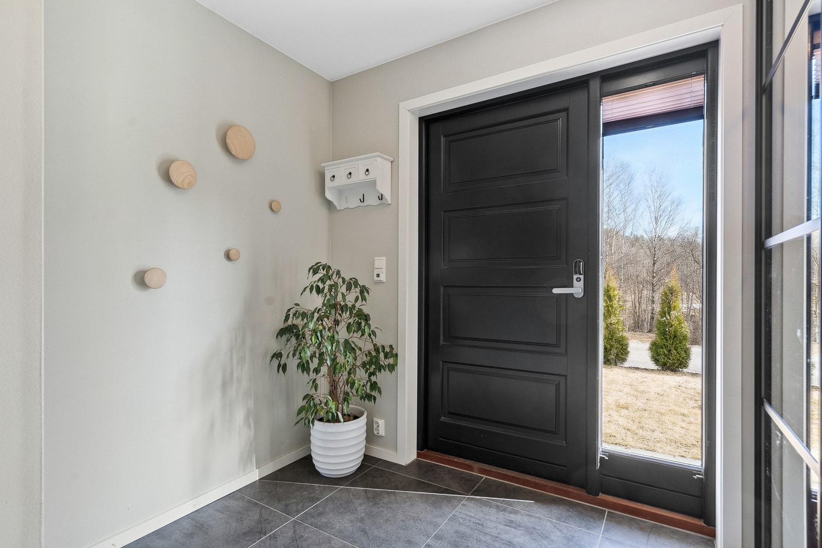 Velkommen inn, her har du en romslig gang med skyvedørsgarderobe. Galleribilde