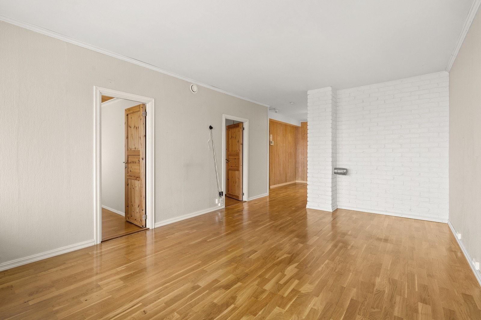 Romslig stue med god plass til sofagruppe + spisebord. I stuen er det pipeløp, og mulighet for peis. Galleribilde