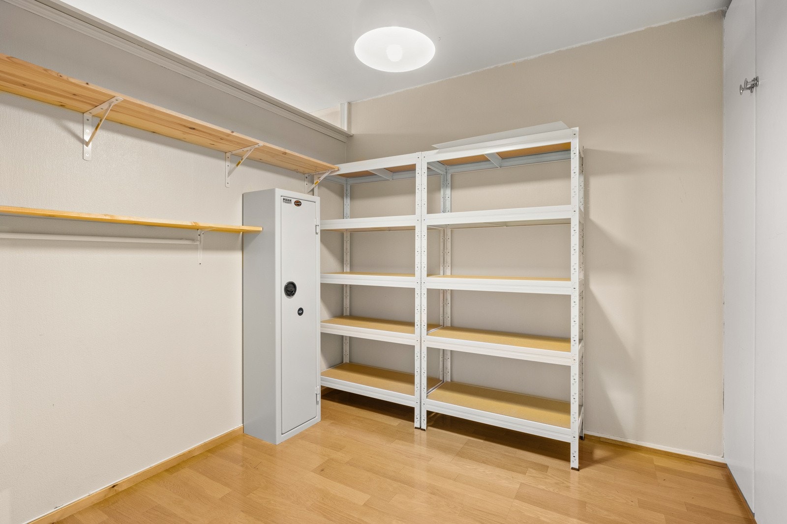 Garderobe. Galleribilde