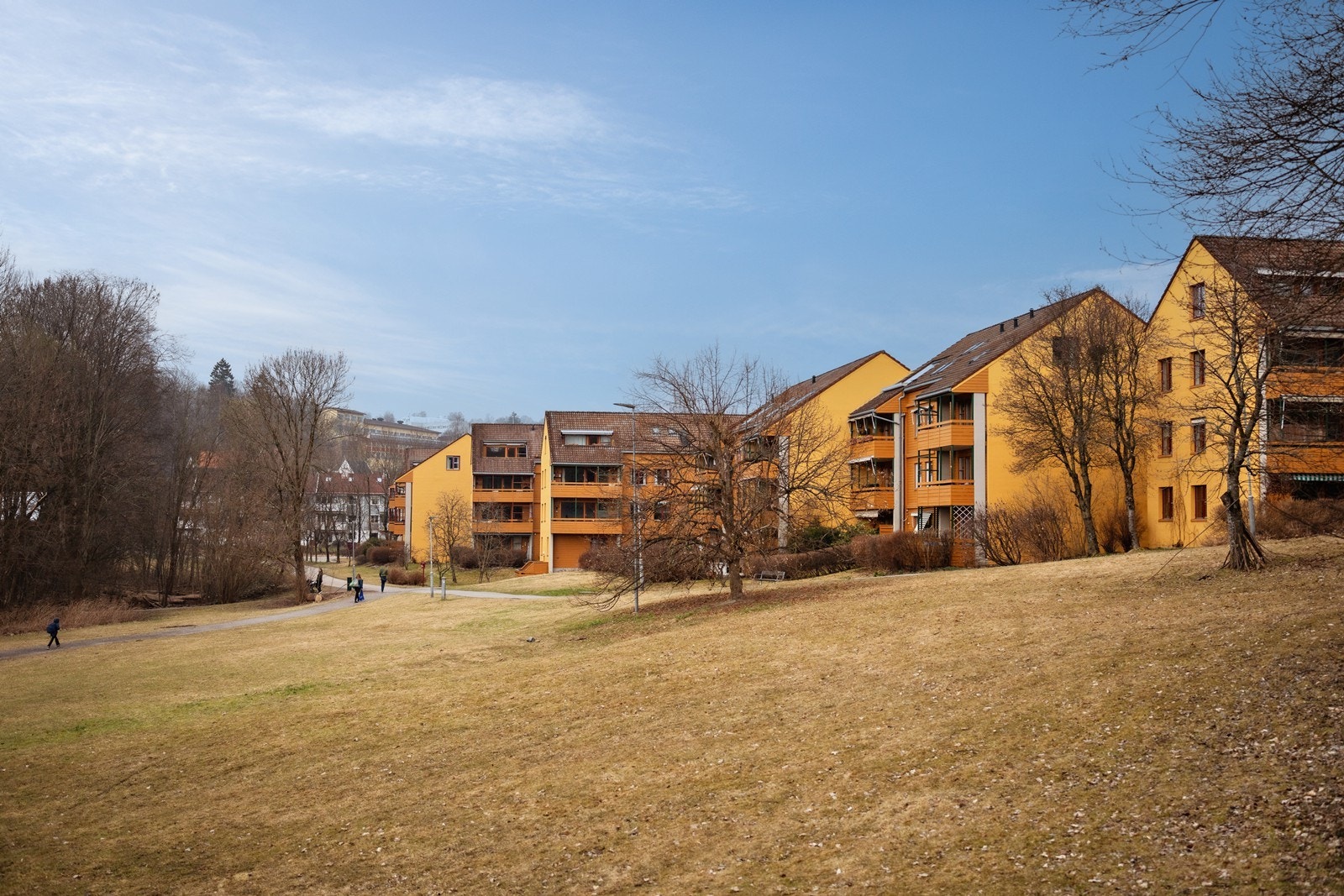 Borettslaget er omkranset av vakre og parkmessige grøntområder med fine turområder og lekearealer for barn Galleribilde