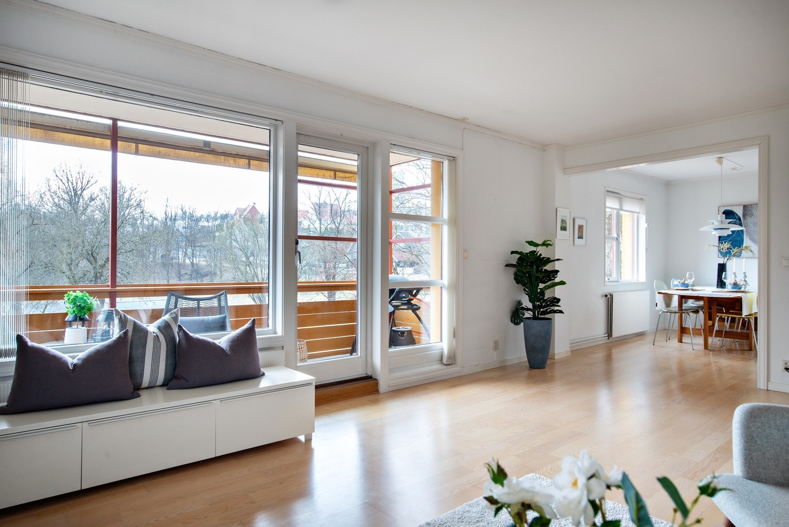 Stuen ligger i fin forlengelse av kjøkkenet og får lysinnslipp fra tre sider Galleribilde