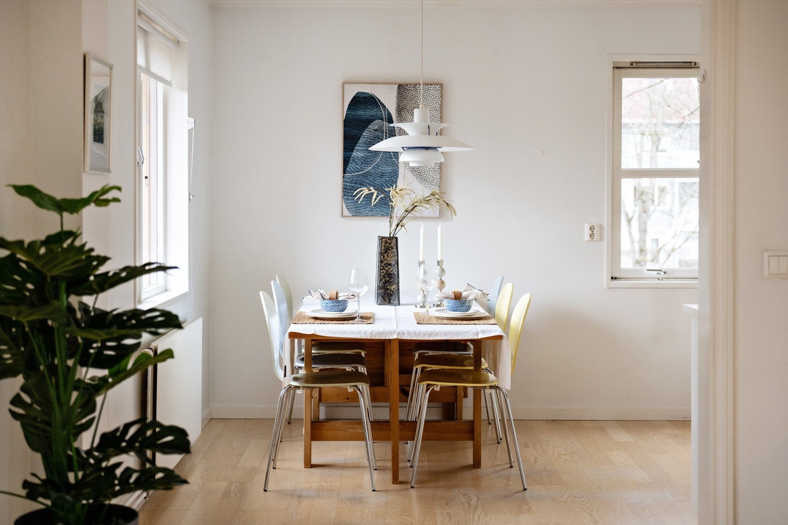 Leiligheten har en god planløsning - Kjøkken med spiseplass med delvis åpen løsning mot stuen Galleribilde