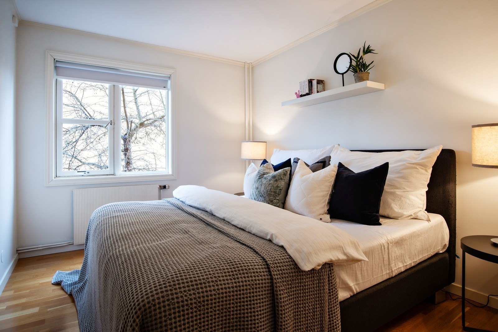 Hovedsoverom med plass til dobbelseng og nattbord på hver side Galleribilde