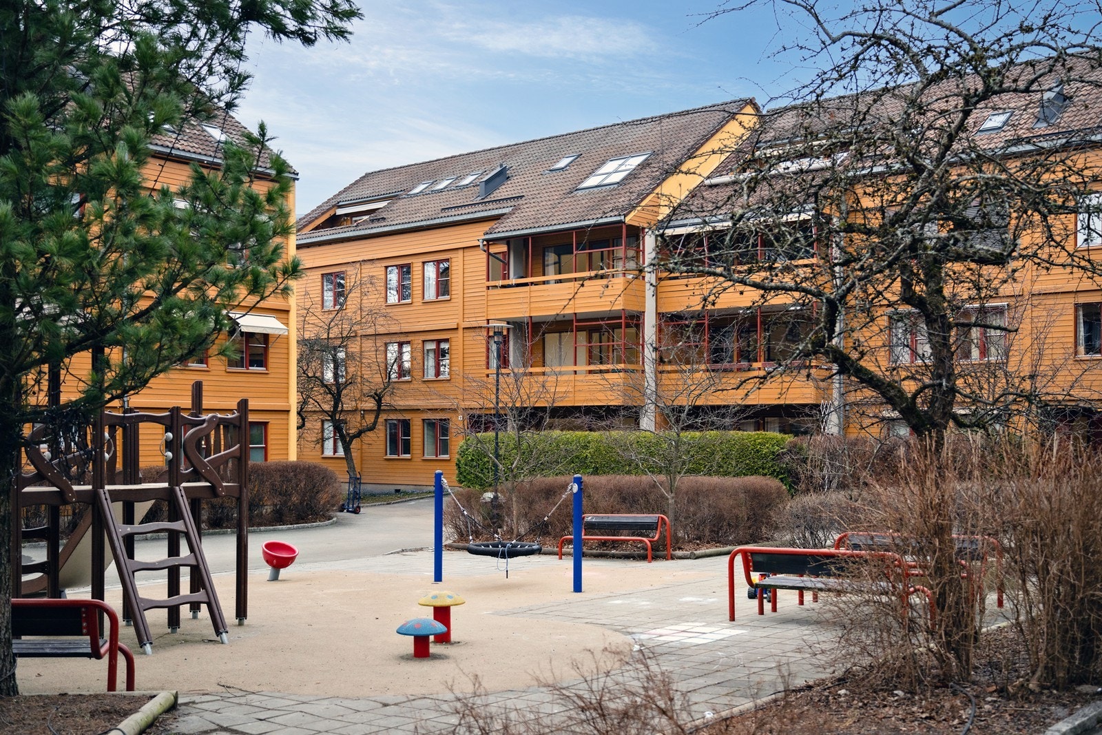 Nedre Silkestrå er et meget barnevennlig borettslag med store grøntområder og tre tun med sittegrupper og lekeplasser Galleribilde