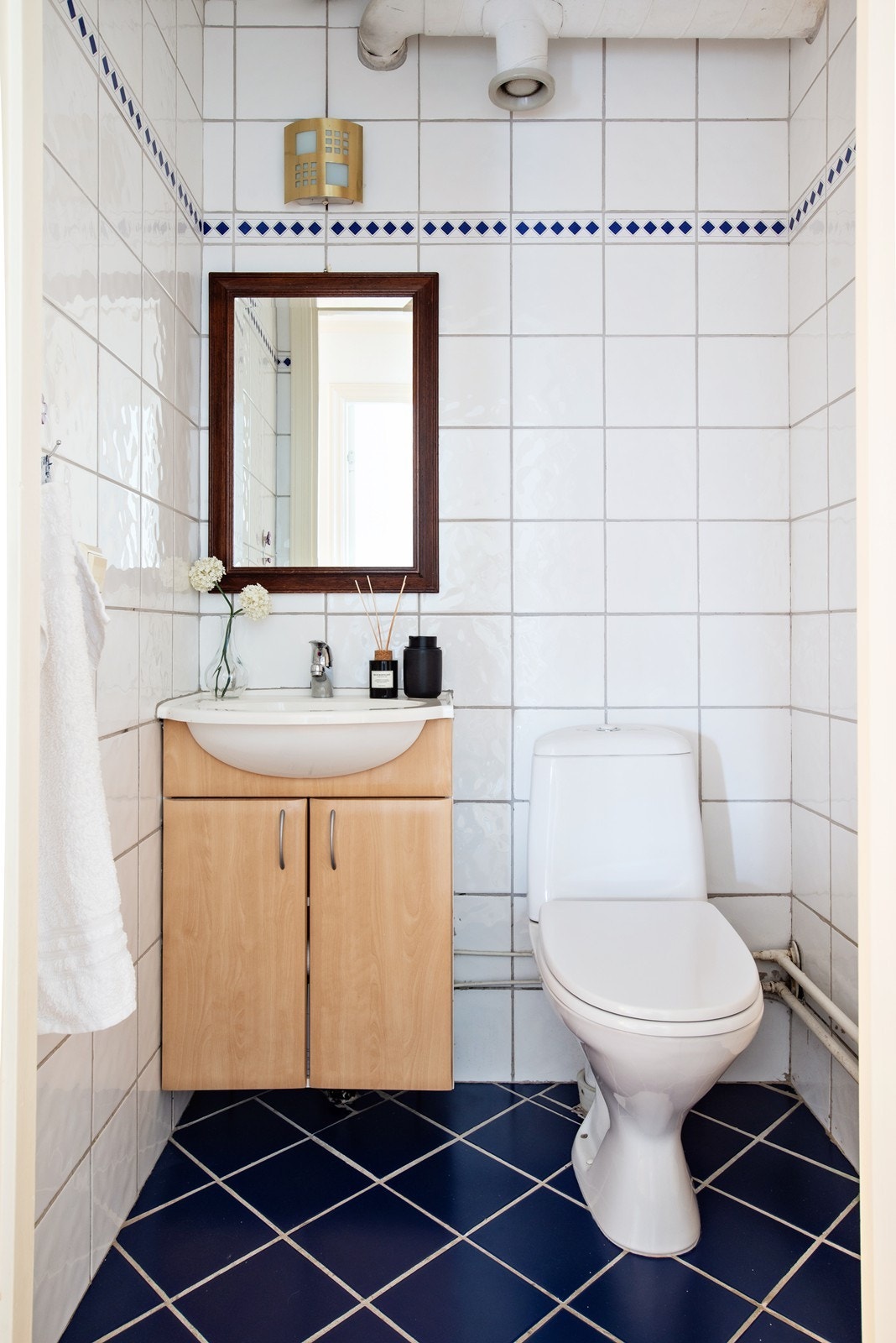 Separat, flislag wc med servantinnredning Galleribilde