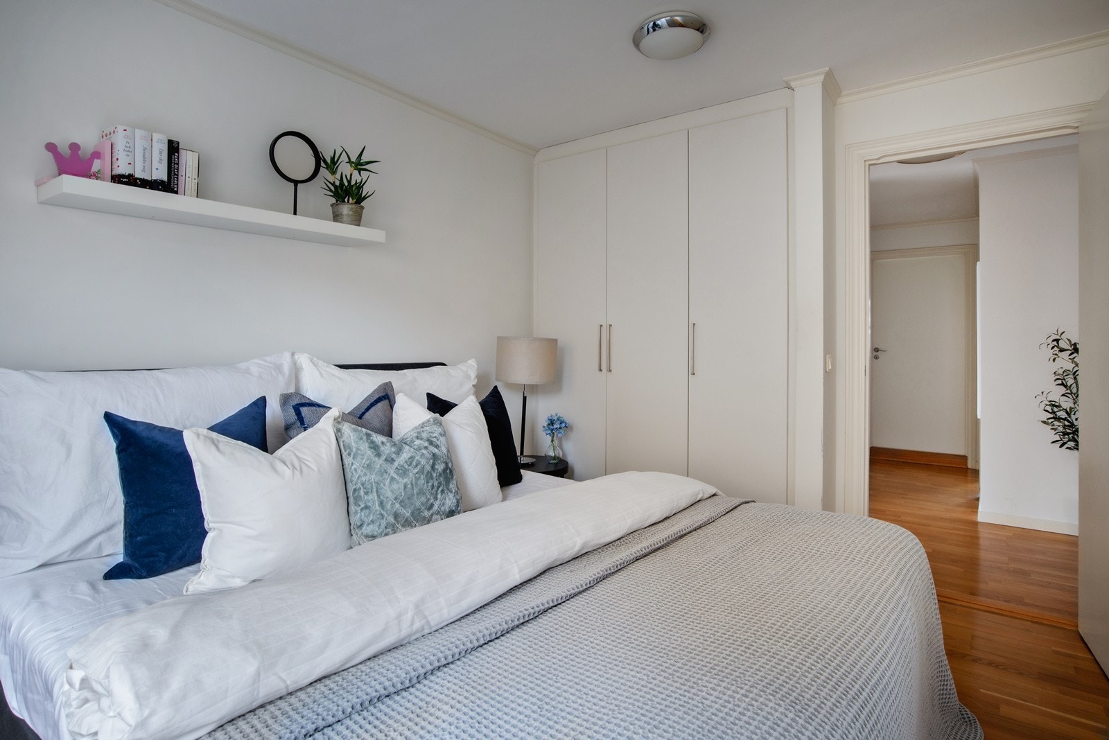 Innbygget garderobeskap på hovedsoverommet Galleribilde