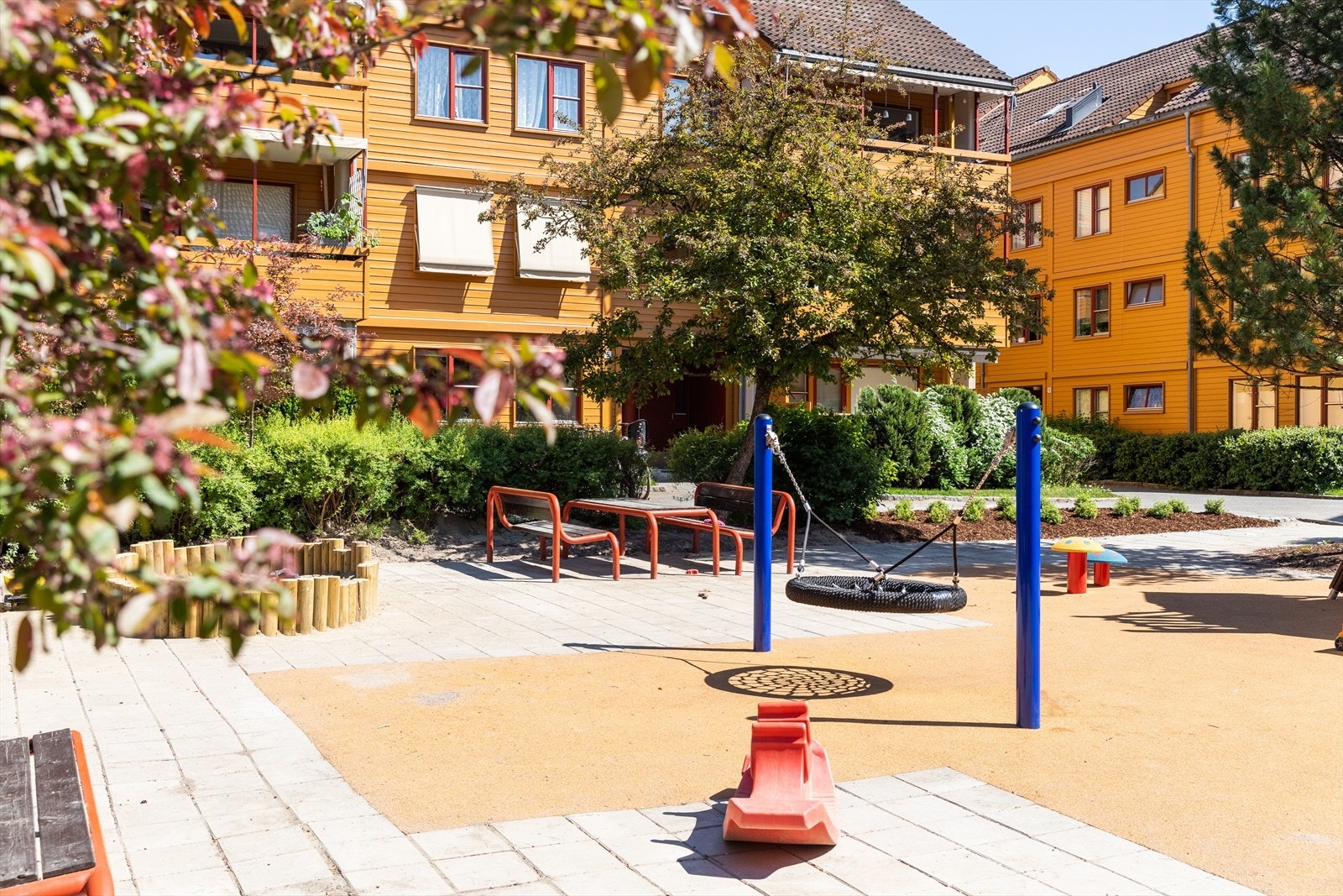 Gjennomgående 4-roms endeleilighet med vestvendt balkong i populære Nedre Silkestrå Borettslag Galleribilde