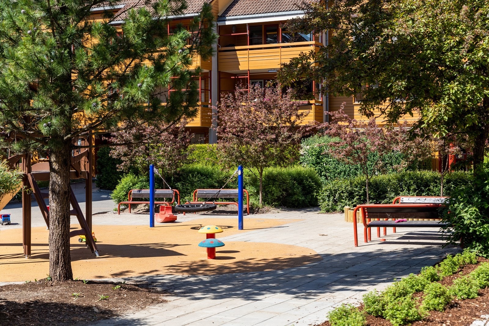 Sommerbilde - Borettslaget har de senere år oppgradert alle sine tre lekeplasser Galleribilde