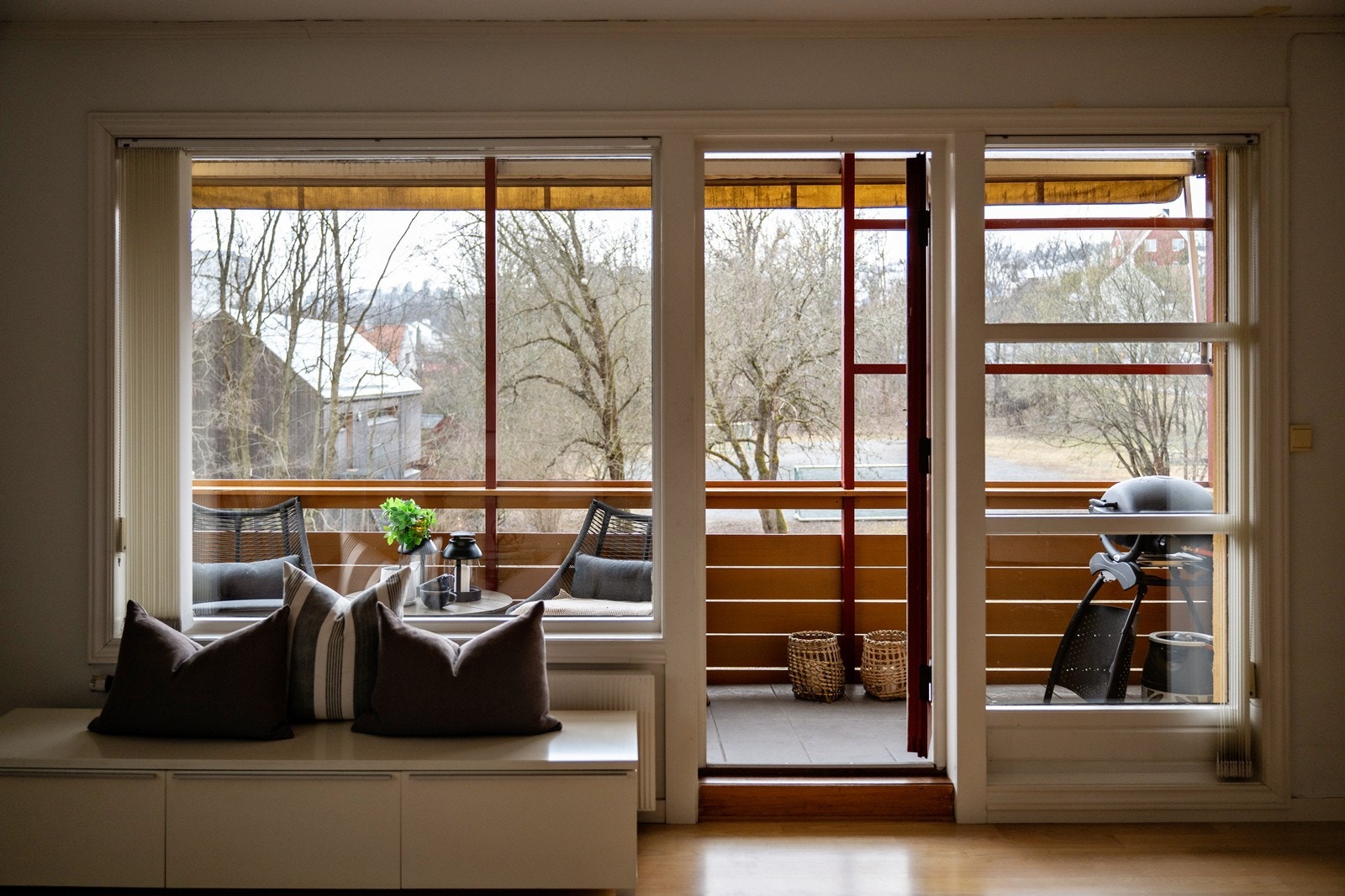 Fra stuen er det utgang til en vestvendt balkong på ca. åtte kvm. med gode solforhold Galleribilde