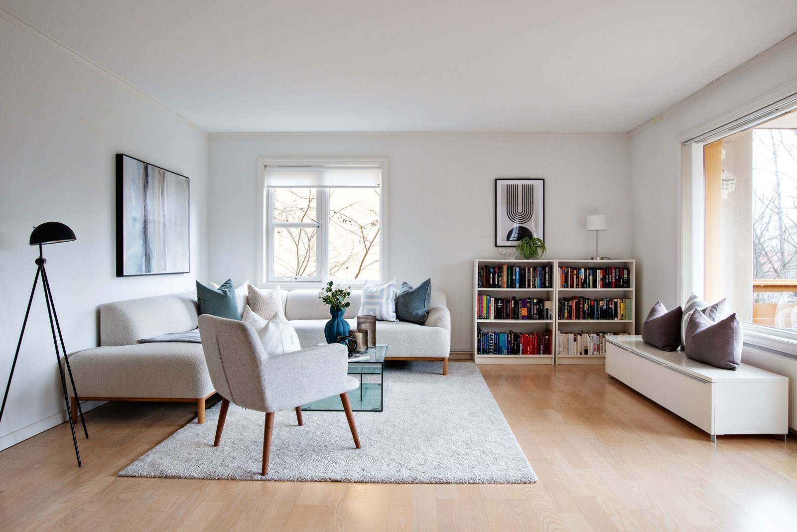 Leiligheten har god planløsning med store vindusflater og masse lys Galleribilde