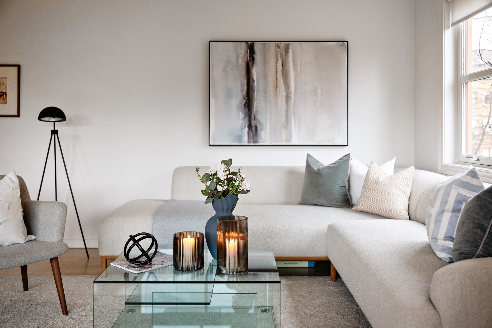 Lys og fin stue med gode møbleringsmuligheter Galleribilde