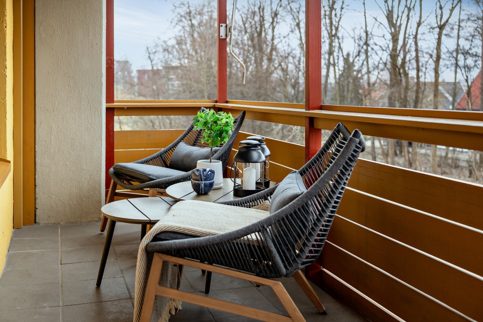 Plass til en liten sittegruppe, grill og beplantning Galleribilde