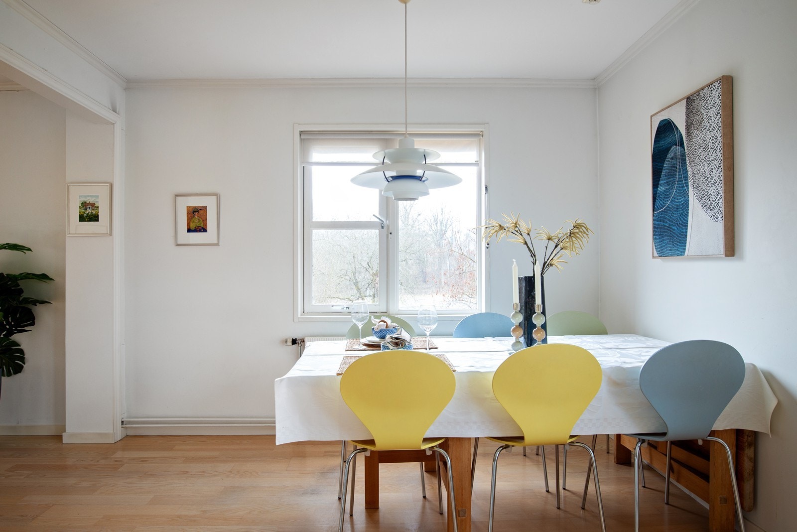 Kjøkkenet har god plass til stort spisebord Galleribilde