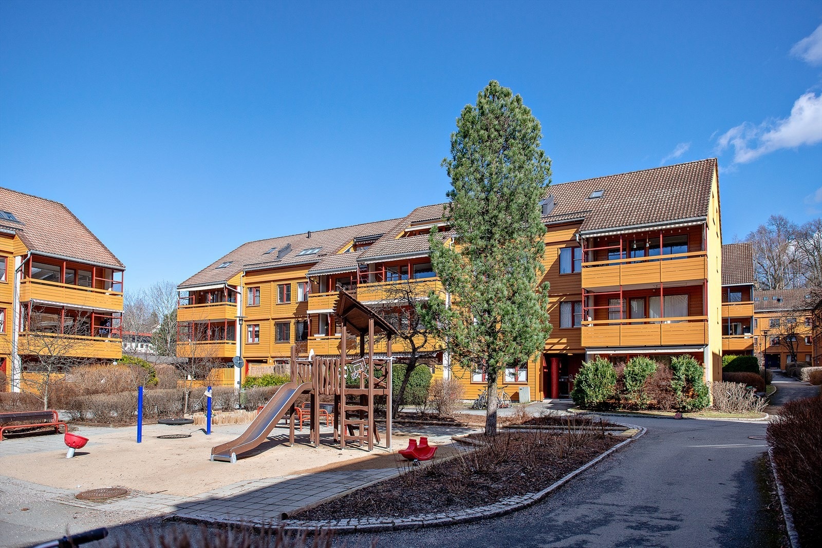 Veldrevet og barnevennlig borettslag med store grøntområder, grillplass og tre tun med sittegrupper og lekeplasser Galleribilde