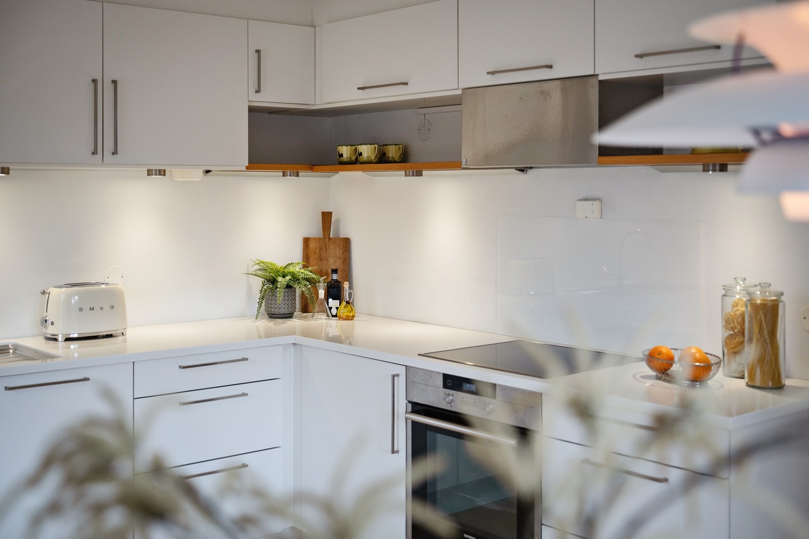 Kjøkkenet er praktisk utformet med store arbeidsflater og gode oppbevaringsmuligheter i skuffer og skap Galleribilde