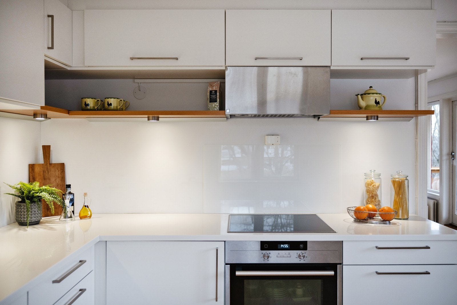 Stekeovn, kjøl/- fryseskap og oppvaskmaskin er integrert Galleribilde